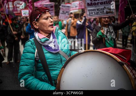 Caba, Buenos Aires, Argentina. 27 settembre 2025. Migliaia di persone e il collettivo Ni una Menos hanno marciato questo sabato 27 settembre, da Plaza de Mayo al Congresso in segno di protesta per il femminicidio triplo legato alla droga a Florencio Varela. (Credit Image: © Daniella Fernandez Realin/ZUMA Press Wire) SOLO PER USO EDITORIALE! Non per USO commerciale! Foto Stock