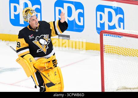 Il portiere dei Pittsburgh Penguins Marc-Andre Fleury sventolò ai tifosi dopo la vittoria del 4-1 contro i Columbus Blue Jackets alla PPG Paints Arena di Pittsburgh sabato 27 settembre 2025. Marc-Andre Fleury firmò un contratto di provino professionistico e giocò il terzo periodo con i Penguins in modo da poter finire la sua carriera con una divisa dei Penguins. Foto di Archie Carpenter/UPI. Foto Stock