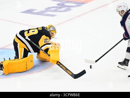 Il portiere dei Pittsburgh Penguins Marc-Andre Fleury durante gli special shootout dopo la vittoria 4-1 contro i Columbus Blue Jackets alla PPG Paints Arena di Pittsburgh sabato 27 settembre 2025. Marc-Andre Fleury firmò un contratto di provino professionistico e giocò il terzo periodo con i Penguins in modo da poter finire la sua carriera con una divisa dei Penguins. Foto di Archie Carpenter/UPI. Foto Stock