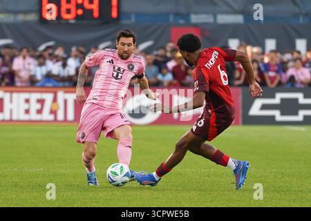 Toronto, Ontario, Canada. 27 settembre 2025. Lionel messi n. 10 dell'Inter Miami CF e Kosi Thompson n. 6 del Toronto FC combattono per il pallone durante la partita di Major League Soccer tra l'Inter Miami CF e il Toronto FC al BMO Field Stadium. Il 27 settembre 2025 a Toronto, Canada. (Credit Image: © Leonardo Ramirez/eyepix via ZUMA Press Wire) SOLO PER USO EDITORIALE! Non per USO commerciale! Foto Stock