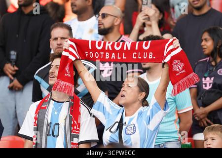 Toronto, Canada. 27 settembre 2025. Tifosi durante la partita di calcio della Major League tra l'Inter Miami CF e il Toronto FC al BMO Field Stadium. Il 27 settembre 2025 a Toronto, Canada. (Foto di Leonardo Ramirez/ Eyepix Group/Sipa USA) credito: SIPA USA/Alamy Live News Foto Stock
