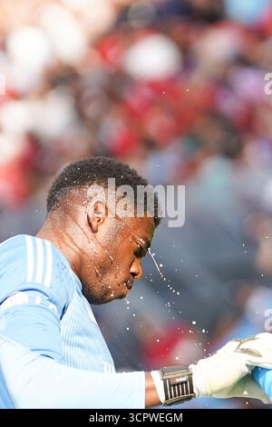 Toronto, Canada. 27 settembre 2025. Sean Johnson, il numero 1 del Toronto FC, si è rinfrescato durante la partita di calcio della Major League tra l'Inter Miami CF e il Toronto FC al BMO Field Stadium. Il 27 settembre 2025 a Toronto, Canada. (Foto di Leonardo Ramirez/ Eyepix Group/Sipa USA) credito: SIPA USA/Alamy Live News Foto Stock