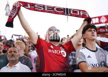 Toronto, Canada. 27 settembre 2025. Tifosi del Toronto FC durante la partita di calcio della Major League tra l'Inter Miami CF e il Toronto FC al BMO Field Stadium. Il 27 settembre 2025 a Toronto, Canada. (Foto di Leonardo Ramirez/ Eyepix Group/Sipa USA) credito: SIPA USA/Alamy Live News Foto Stock