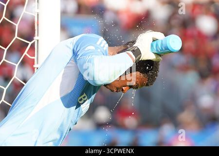 Toronto, Canada. 27 settembre 2025. Sean Johnson, il numero 1 del Toronto FC, si è rinfrescato durante la partita di calcio della Major League tra l'Inter Miami CF e il Toronto FC al BMO Field Stadium. Il 27 settembre 2025 a Toronto, Canada. (Foto di Leonardo Ramirez/ Eyepix Group/Sipa USA) credito: SIPA USA/Alamy Live News Foto Stock