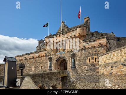 Il ponte in legno a doghe sul fossato asciutto di fronte alla porta principale del Drawbridge, nella porta d'ingresso del castello di Edimburgo. Edimburgo. Scozia Foto Stock