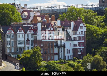 Il Ramsay Garden è un blocco di sedici appartamenti privati con prominenti esterni in conci rosso e armature bianche situati nell'area di Castlehill Foto Stock