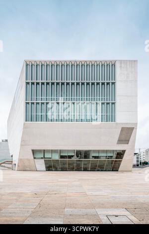Casa della musica (Casa da Música) sala concerti progettata dall'architetto olandese Rem Koolhaas, moderna architettura poligonale, Porto, Portogallo Foto Stock