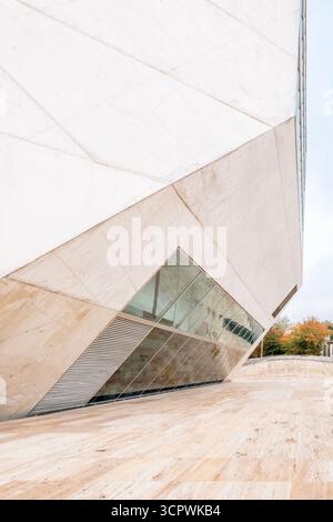 Spettacolare struttura a sbalzo e ingresso principale di Casa da musica Porto che mostra il design audace dell'ingegneria. Architettura portoghese, casa di musica Foto Stock