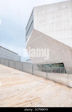 Facciata della sala concerti Casa da musica a Porto Portogallo con superfici angolari in cemento e motivi diagonali. Architettura, cultura, casa della musica Foto Stock