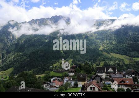 Vista del piccolo villaggio di Wassen nelle Alpi svizzere Foto Stock