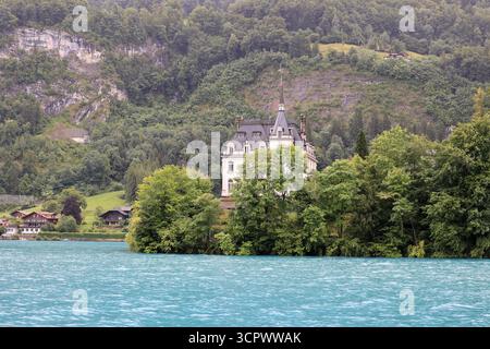 Il castello di Seeburg è un castello situato nel comune di Iseltwald nel Canton Berna, in Svizzera Foto Stock