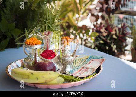 Tika e Jamara sono stati messi in un utensile d'argento con germogli d'orzo, soldi e frutta per la cerimonia Vijaya Dashami durante il festival Dashain in Nepal. Foto Stock