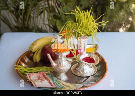 Tika e Jamara sono stati messi in un utensile d'argento con germogli d'orzo, soldi e frutta per la cerimonia Vijaya Dashami durante il festival Dashain in Nepal. Foto Stock