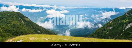 Splendida vista panoramica del paesaggio montano delle Alpi Giulie dalla cima della stazione sciistica di Vogel, Slovenia. Foto Stock