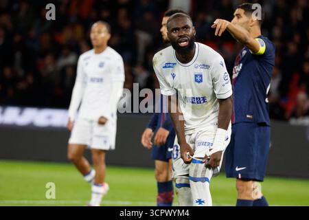 Parigi, Francia. 27 settembre 2025. PSG X combatte contro Auxerre's Y durante la partita di calcio francese del 2025-26, PSG vs Auxerre a Parc des Princes, Parigi, Francia, il 27 settembre 2025. Foto di Henri Szwarc/ABACAPRESS.COM credito: Abaca Press/Alamy Live News Foto Stock