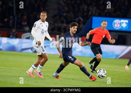 Parigi, Francia. 27 settembre 2025. Lucas Beraldo di PSG durante la partita di calcio francese League One 2025-26, PSG vs Auxerre a Parc des Princes, Parigi, Francia, il 27 settembre 2025. Foto di Henri Szwarc/ABACAPRESS.COM credito: Abaca Press/Alamy Live News Foto Stock
