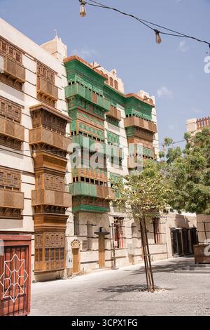 Facciata di un edificio storico con tradizionali finestre in legno ad al-Balad, Jeddah, Arabia Saudita. Foto Stock