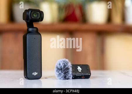 Fotocamera Pocket 3 DJI Osmo con microfono wireless DJI sul tavolo Foto Stock