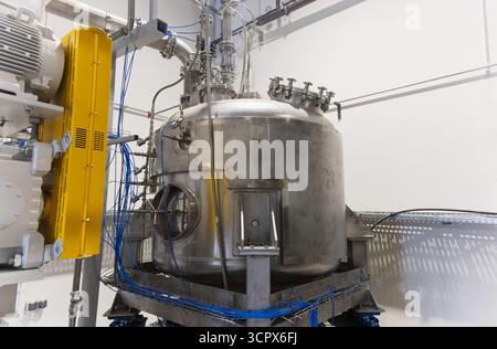 centrifughe a raschietto verticali industriali, sistemi di trasferimento, acciaio inox ad alta capacità, produzione di sospensioni e soluzioni Foto Stock