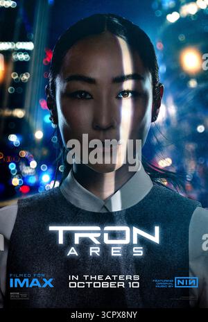 Tron: Ares (2025) diretto da Joachim Rønning e interpretato da Greta Lee nel ruolo di Eve Kim, CEO di ENCOM alla ricerca della codifica rivoluzionaria in un mondo in cui il mondo digitale e quello reale si scontrano. SOLO PER USO EDITORIALE PER poster di caratteri USA. Crediti: BFA / Walt Disney Studios Motion Pictures Foto Stock