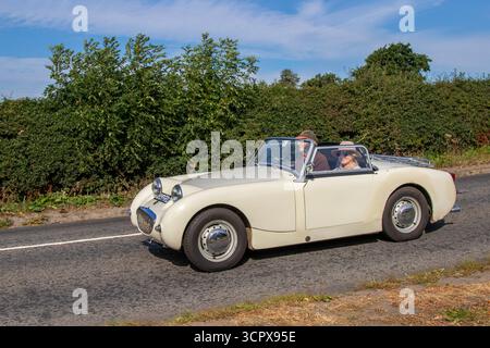 Anni '1959 50, White Sprite Mk1, Austin Healey Convertible Sports Car benzina 948 cc; appassionati di auto d'epoca che viaggiano alla velocità per il Cheshire Classic Car Show, Regno Unito Foto Stock