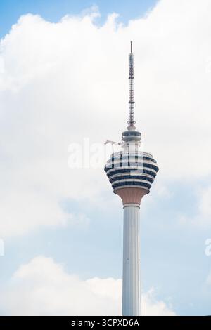 Kuala Lumpur, Malesia - 28 settembre 2025: Kuala Lumpur Tower (Menara Kuala Lumpur) in Malesia. La struttura è nota per le telecomunicazioni Foto Stock