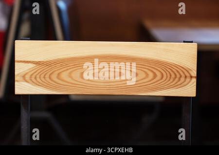 Un pezzo di legno splendidamente realizzato caratterizzato da un affascinante motivo circolare inciso sulla sua superficie, che mostra la sua naturale eleganza e unicità Foto Stock