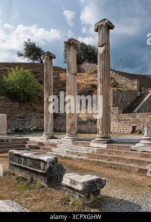 Antiche colonne all'Asclepieion di Pergamo, sito storico di Bergama, Turchia. Rovine del centro di guarigione romano sotto un cielo nuvoloso Foto Stock