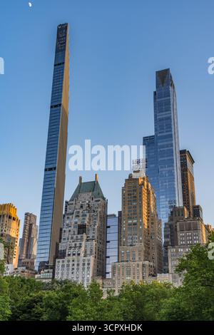 Skyline di New York da Central Park a sud con Essex House e grattacieli superalti al tramonto, Manhattan, Stati Uniti. Giugno 2025. Foto Stock