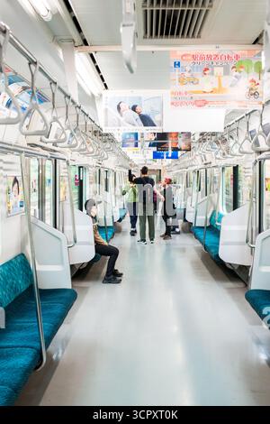 TOKYO, GIAPPONE - 27 OTTOBRE 2024 - immagine verticale dell'interno di un treno pubblico a Tokyo, capitale del Giappone Foto Stock