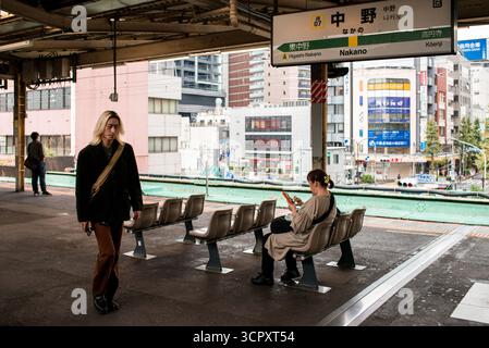 TOKYO, GIAPPONE - 27 OTTOBRE 2024 - immagine orizzontale della piattaforma ferroviaria di Nakano, situata a Tokyo, Giappone Foto Stock