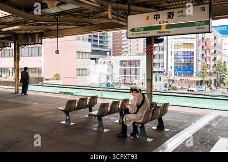 TOKYO, GIAPPONE - 27 OTTOBRE, 2024 - immagine orizzontale della tranquilla piattaforma ferroviaria di Nakano, situata a Tokyo, Giappone Foto Stock