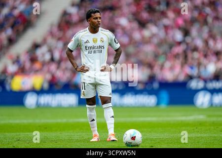 Madrid, Spagna. 28 settembre 2025. Rodrygo del Real Madrid CF durante la partita della Liga EA Sports tra l'Atletico de Madrid e il Real Madrid CF giocata allo stadio Riyadh Metropolitano il 27 settembre 2025 a Madrid. (Foto di Cesar Cebolla/PRESSIN) credito: PRESSINPHOTO SPORTS AGENCY/Alamy Live News Foto Stock