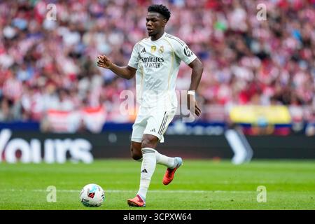 Madrid, Spagna. 28 settembre 2025. Aurelien Tchouameni del Real Madrid CF durante la partita della Liga EA Sports tra l'Atletico de Madrid e il Real Madrid CF giocata allo stadio Riyadh Metropolitano il 27 settembre 2025 a Madrid. (Foto di Cesar Cebolla/PRESSIN) credito: PRESSINPHOTO SPORTS AGENCY/Alamy Live News Foto Stock