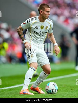 Madrid, Spagna. 28 settembre 2025. Franco Mastantuono del Real Madrid CF durante la partita della Liga EA Sports tra l'Atletico de Madrid e il Real Madrid CF giocata allo stadio Riyadh Metropolitano il 27 settembre 2025 a Madrid. (Foto di Cesar Cebolla/PRESSIN) credito: PRESSINPHOTO SPORTS AGENCY/Alamy Live News Foto Stock