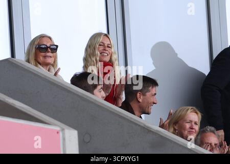 Londra, Regno Unito. 27 settembre 2025. Claudia Schiffer durante la partita Brentford vs Manchester United Premier League al Gtech Community Stadium di Londra. Il credito per immagini dovrebbe essere: Paul Terry/Sportimage Credit: Sportimage Ltd/Alamy Live News Foto Stock