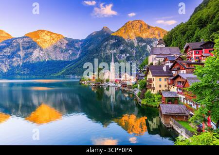 Hallstatt, Austria. Villaggio di montagna nelle Alpi austriache. Foto Stock