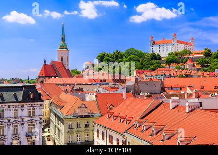Bratislava, Slovacchia. Vista del castello di Bratislava, St. Martin's Cathedral. Foto Stock