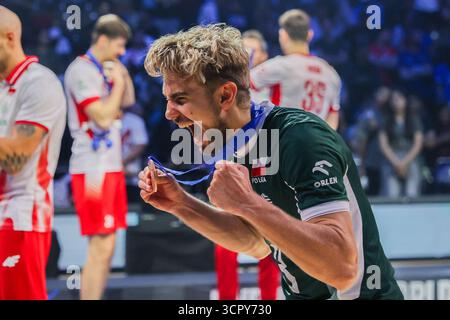 Pasay City, Filippine. 28 settembre 2025. Jakub Popiwczak festeggia dopo la medaglia di bronzo tra Polonia e Repubblica Ceca al Campionato del mondo maschile FIVB 2025 a Pasay City, Filippine, 28 settembre 2025. Crediti: Rouelle Umali/Xinhua/Alamy Live News Foto Stock
