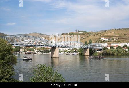 Ponte sul fiume Douro a Pinhão, Portogallo Foto Stock