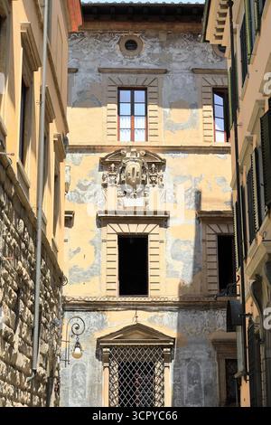 363 facciata sud fatiscente con resti di sgraffito di Giorgio Vasari, Palazzo rinascimentale del XVI secolo, Palazzo Ramirez de Montalvo. Firenze-Toscana Foto Stock