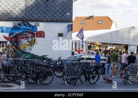 Dilbeek, Belgio. 28 settembre 2025. La gente è venuta a vedere la gara del Campionato del mondo su strada a Kigali, al caffè De Rustberg a Dilbeek, città natale di Evenepoel, domenica 28 settembre 2025. Evenepoel, di Schepdael, Dilbeek, ha vinto una medaglia d'argento sulla strada dopo una medaglia d'oro nella prova a tempo a Kigali, Ruanda, al mondo. BELGA FOTO NICOLAS MAETERLINCK credito: Belga News Agency/Alamy Live News Foto Stock