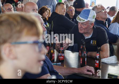 Dilbeek, Belgio. 28 settembre 2025. La gente è venuta a vedere la gara del Campionato del mondo su strada a Kigali, al caffè De Rustberg a Dilbeek, città natale di Evenepoel, domenica 28 settembre 2025. Evenepoel, di Schepdael, Dilbeek, ha vinto una medaglia d'argento sulla strada dopo una medaglia d'oro nella prova a tempo a Kigali, Ruanda, al mondo. BELGA FOTO NICOLAS MAETERLINCK credito: Belga News Agency/Alamy Live News Foto Stock