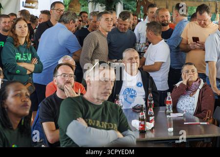 Dilbeek, Belgio. 28 settembre 2025. La gente è venuta a vedere la gara del Campionato del mondo su strada a Kigali, al caffè De Rustberg a Dilbeek, città natale di Evenepoel, domenica 28 settembre 2025. Evenepoel, di Schepdael, Dilbeek, ha vinto una medaglia d'argento sulla strada dopo una medaglia d'oro nella prova a tempo a Kigali, Ruanda, al mondo. BELGA FOTO NICOLAS MAETERLINCK credito: Belga News Agency/Alamy Live News Foto Stock