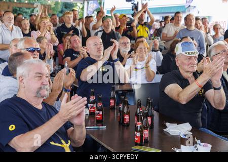 Dilbeek, Belgio. 28 settembre 2025. La gente è venuta a vedere la gara del Campionato del mondo su strada a Kigali, al caffè De Rustberg a Dilbeek, città natale di Evenepoel, domenica 28 settembre 2025. Evenepoel, di Schepdael, Dilbeek, ha vinto una medaglia d'argento sulla strada dopo una medaglia d'oro nella prova a tempo a Kigali, Ruanda, al mondo. BELGA FOTO NICOLAS MAETERLINCK credito: Belga News Agency/Alamy Live News Foto Stock
