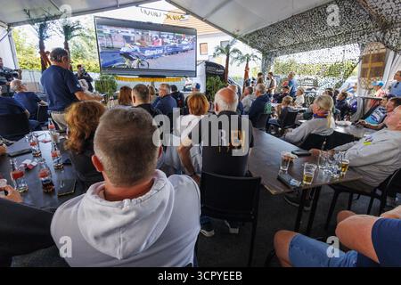 Dilbeek, Belgio. 28 settembre 2025. La gente è venuta a vedere la gara del Campionato del mondo su strada a Kigali, al caffè De Rustberg a Dilbeek, città natale di Evenepoel, domenica 28 settembre 2025. Evenepoel, di Schepdael, Dilbeek, ha vinto una medaglia d'argento sulla strada dopo una medaglia d'oro nella prova a tempo a Kigali, Ruanda, al mondo. BELGA FOTO NICOLAS MAETERLINCK credito: Belga News Agency/Alamy Live News Foto Stock