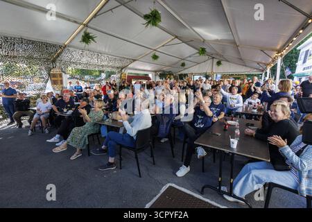 Dilbeek, Belgio. 28 settembre 2025. La gente è venuta a vedere la gara del Campionato del mondo su strada a Kigali, al caffè De Rustberg a Dilbeek, città natale di Evenepoel, domenica 28 settembre 2025. Evenepoel, di Schepdael, Dilbeek, ha vinto una medaglia d'argento sulla strada dopo una medaglia d'oro nella prova a tempo a Kigali, Ruanda, al mondo. BELGA FOTO NICOLAS MAETERLINCK credito: Belga News Agency/Alamy Live News Foto Stock