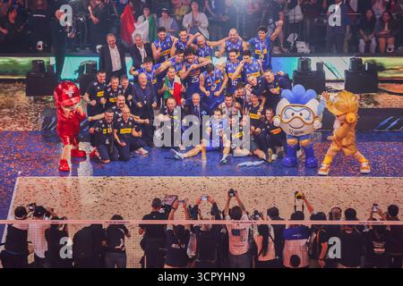 Pasay City, Filippine. 28 settembre 2025. I giocatori d'Italia festeggiano dopo aver vinto la partita finale tra Italia e Bulgaria al Campionato del mondo maschile FIVB 2025 a Pasay City, Filippine, 28 settembre 2025. Crediti: Rouelle Umali/Xinhua/Alamy Live News Foto Stock