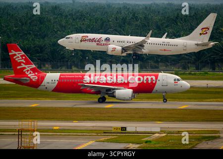 Batik Air Malaysia Boeing 737 MAX 8 9M-LRR atterra sulla pista 15 all'aeroporto internazionale di Kuala Lumpur (KLIA) in una giornata di sole Foto Stock