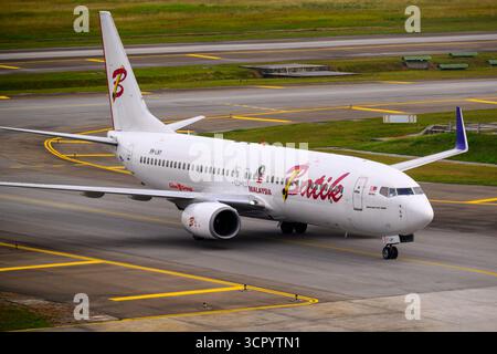 Batik Air Malaysia Boeing 737-800 9M-LNY. A terra presso l'Aeroporto Internazionale di Kuala Lumpur Foto Stock